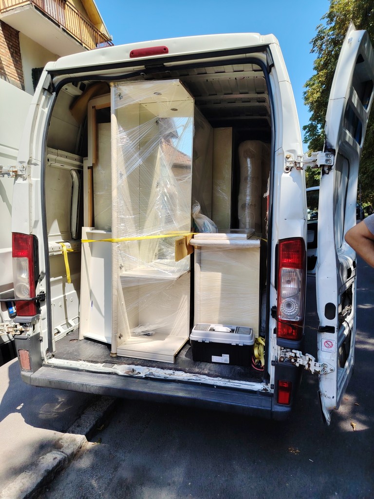 Utovar nameštaja u kombi tokom selidbe, profesionalno upakovani elementi za bezbedan transport, Ares Selidbe Beograd.