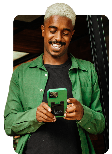 Usuário interagindo com o aplicativo no smartphone, representando economia e experiência digital da Metha Energia