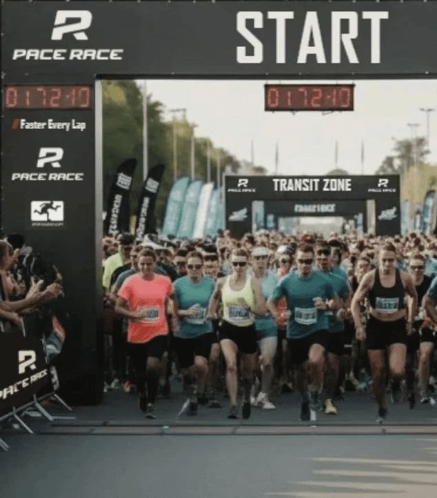 Läuferinnen und Läufer beim Pace Race Laufevent an der Startlinie zu ihren 1.000m Intervallläufen