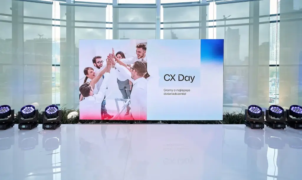 CX Day konferencja Customer Experience, scena z ekranem LED i identyfikacją wydarzenia