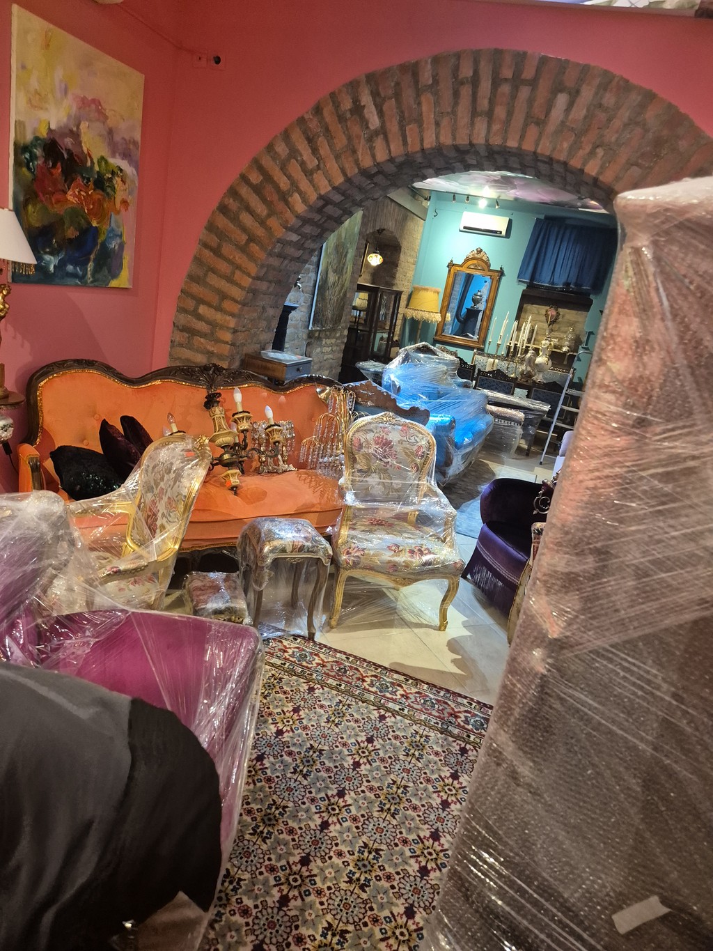 Zaštita nameštaja tokom selidbe – antikviteti, fotelje i sofe pažljivo umotani u stretch foliju u elegantnom enterijeru