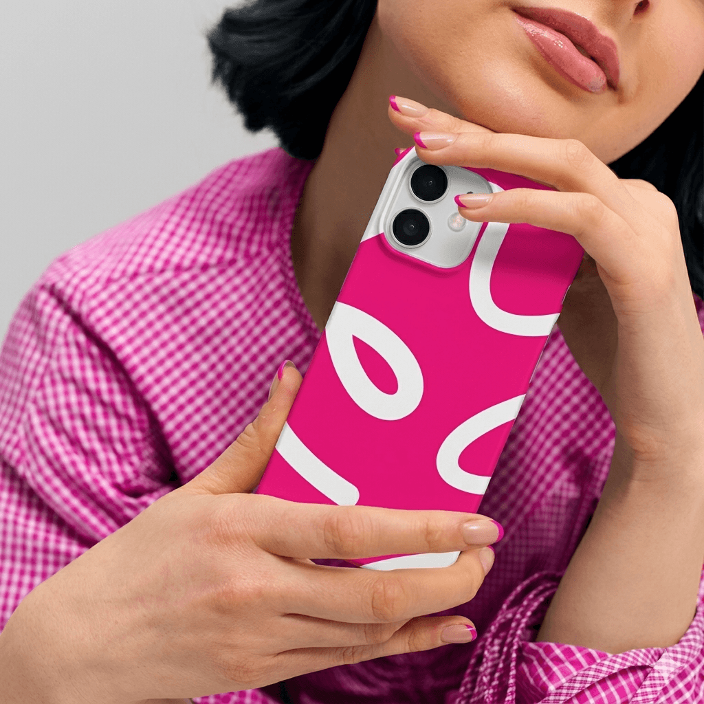 Imagen de una chica con la funda de la marca Heyrikko