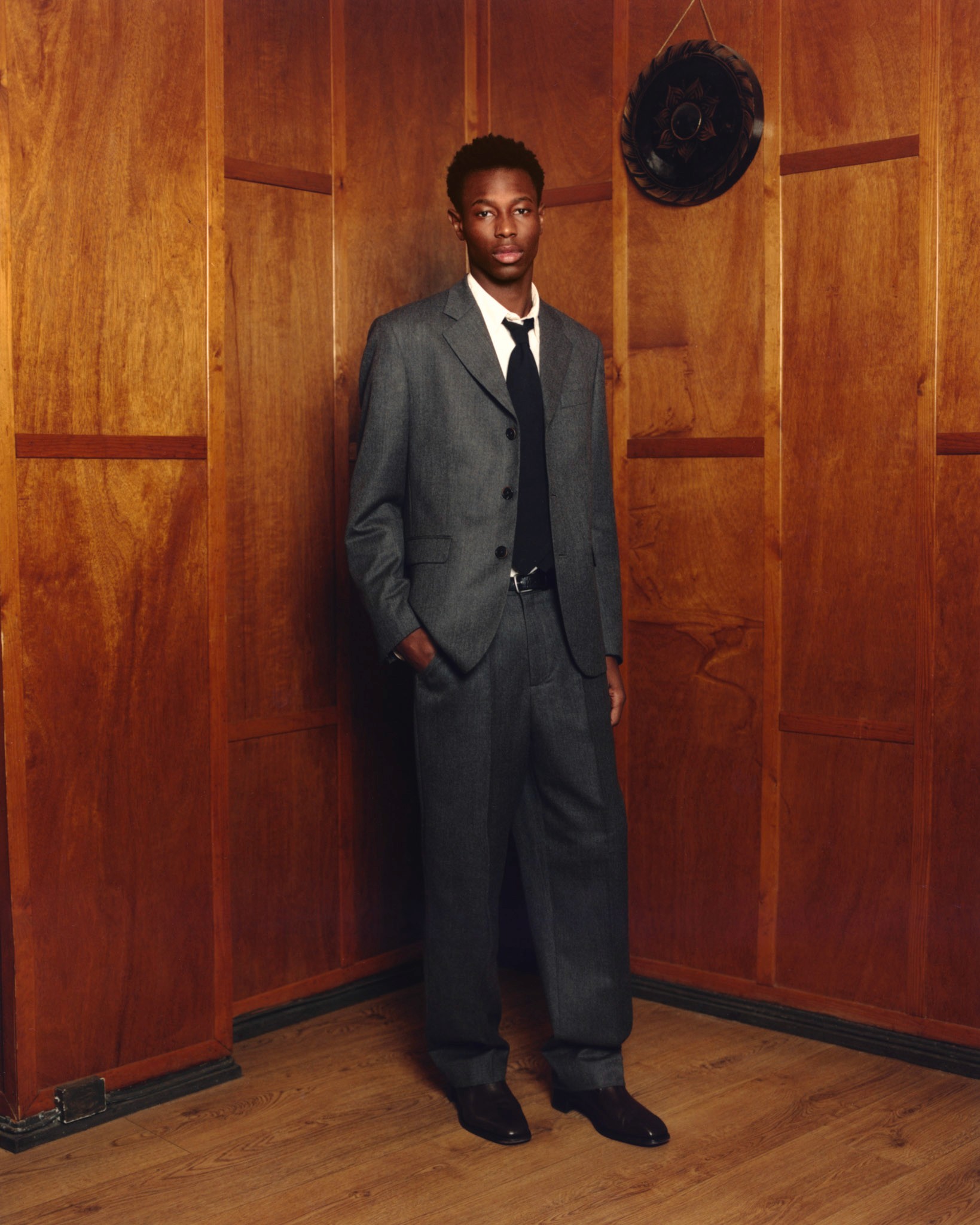 Dans le lookbook de la marque Danoise Another Aspect, le mannequin porte un costume gris et une chemise blanche
