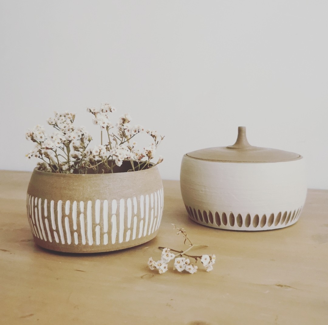 Bol en grès à motifs gravés et boîte céramique émaillée blanc, pièces artisanales. Céramiste La Baule