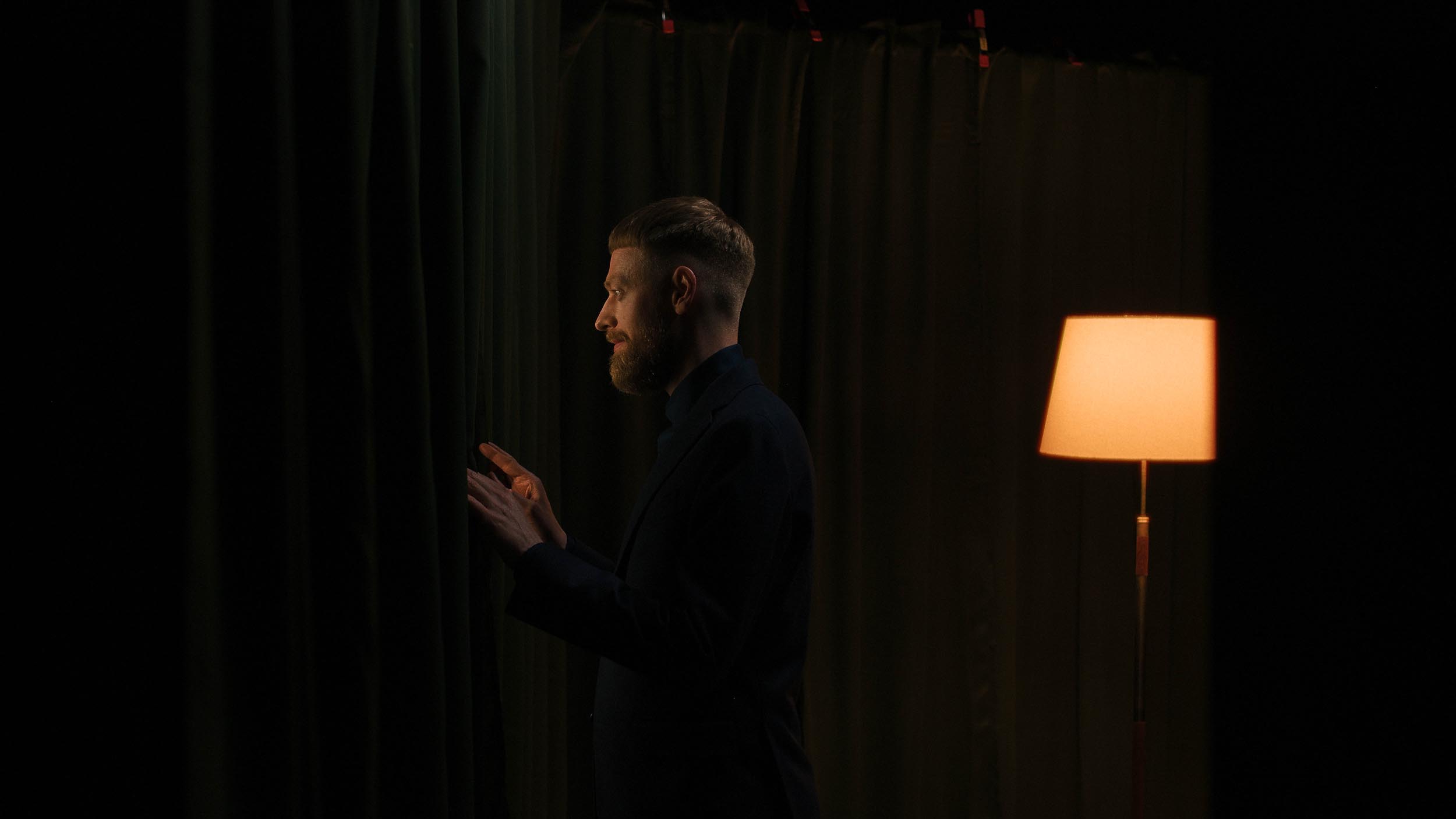 Mikkel Karlsen i silhouette. Klik for at læse anbefalinger.