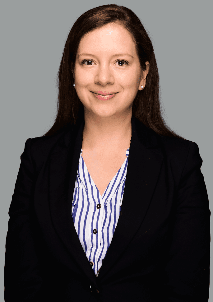 Portrait von Kharla Delgado, Finanzberaterin in Businesskleidung.