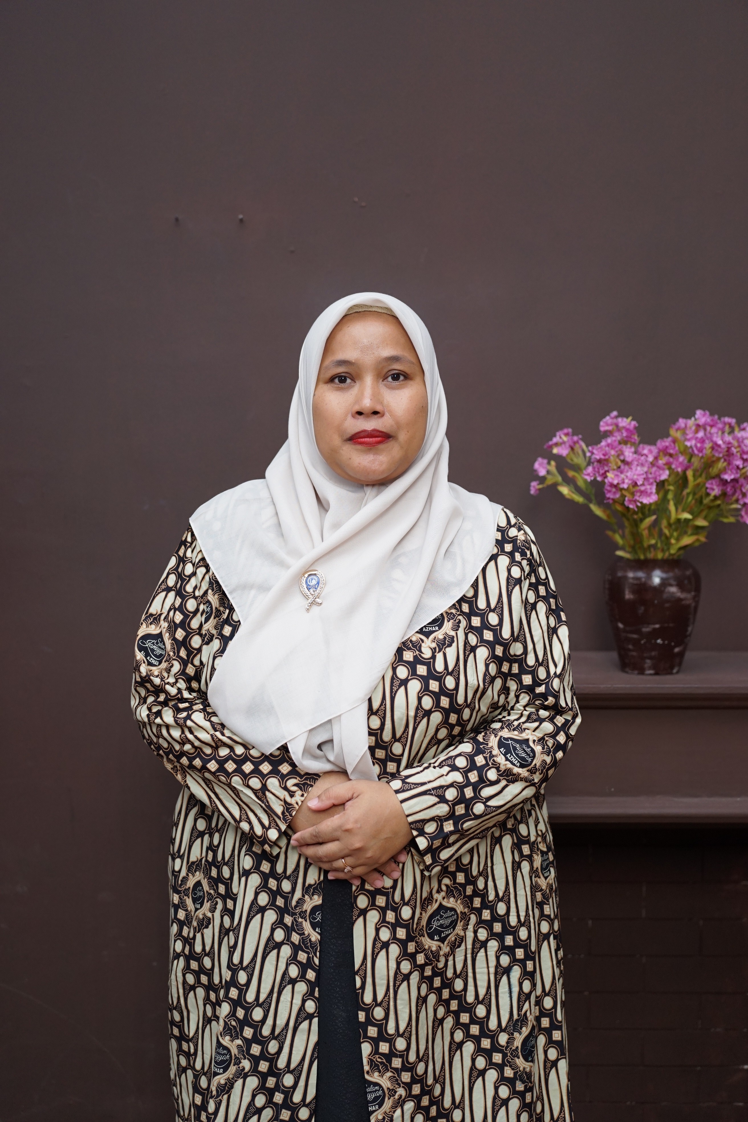 woman in black abaya