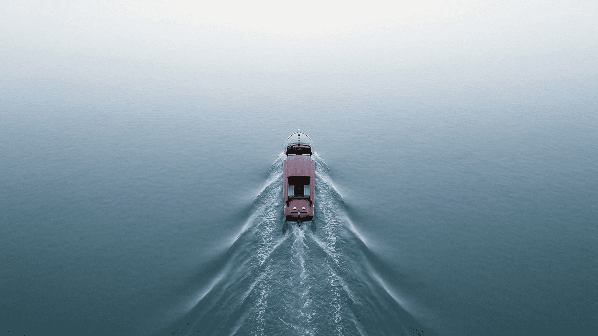 Частная лодка в Венецианской лагуне — вид сверху во время экскурсии по островам Мурано и Бурано