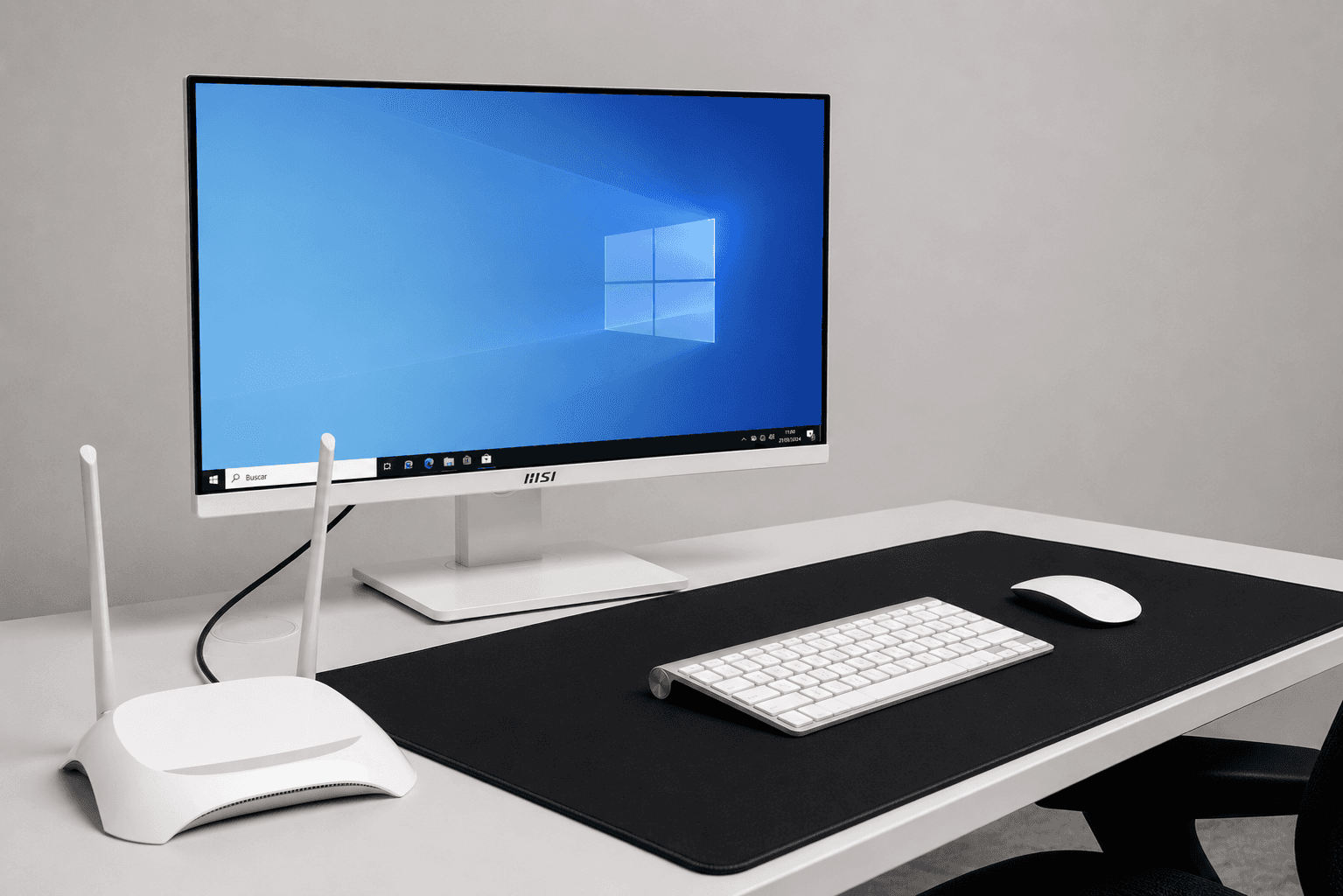 Puesto de trabajo con ordenador y router preparado para servicios de soporte informático y mantenimiento