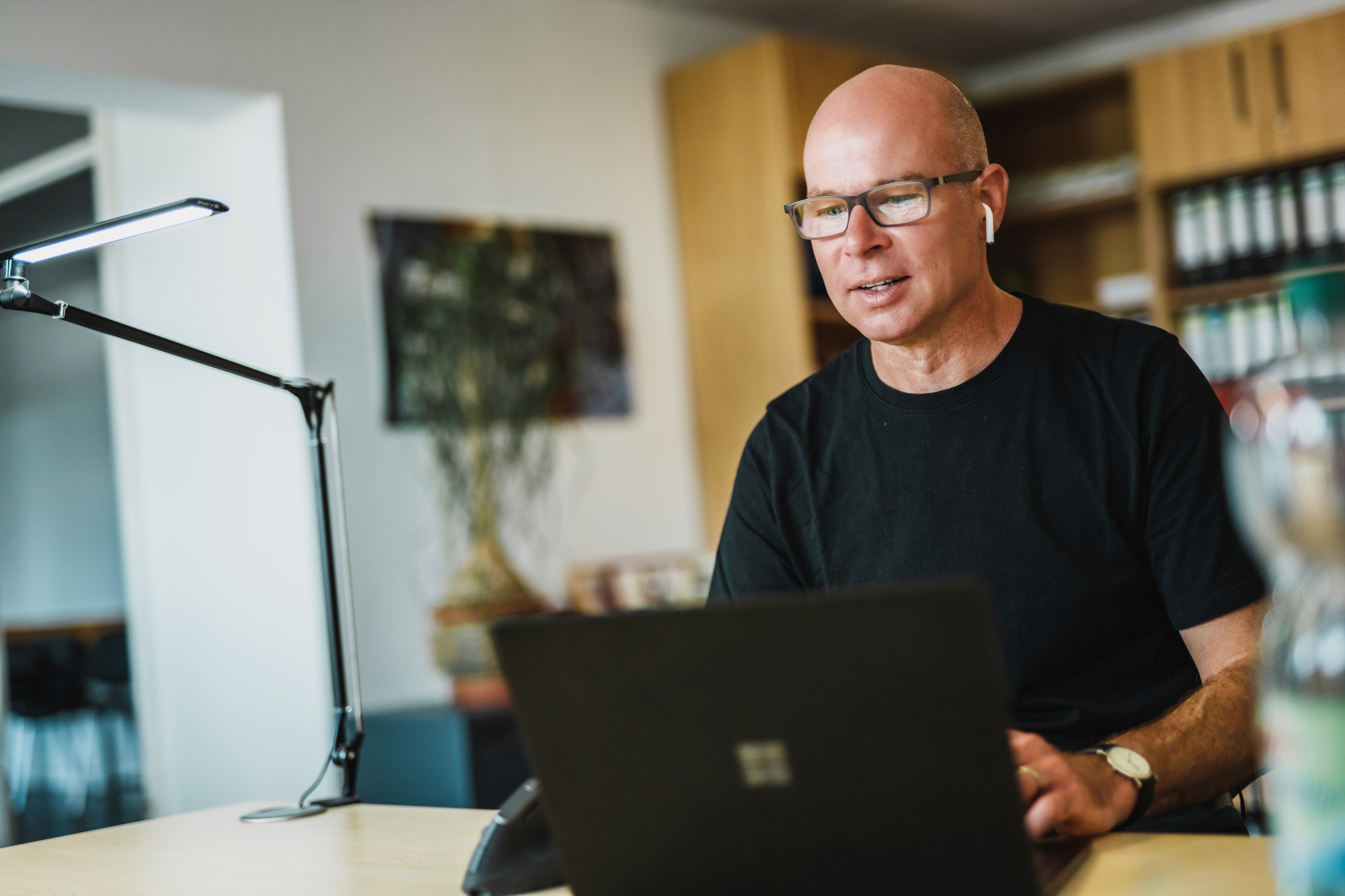 Sven Eichner sitzt am Laptop