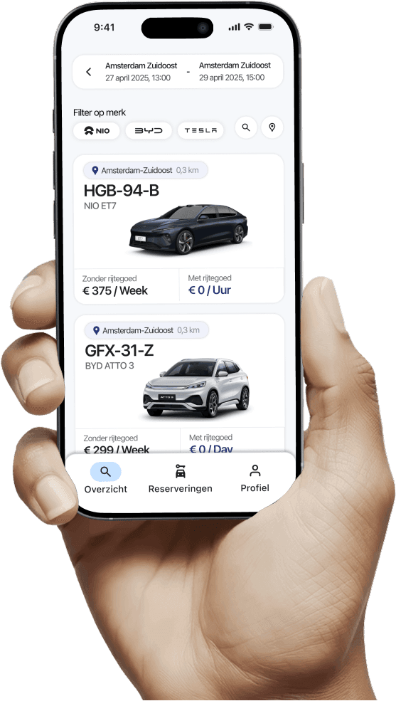 Een rechterhand die een iphone 16 vasthoudt met de Blueplates app op de homepagina