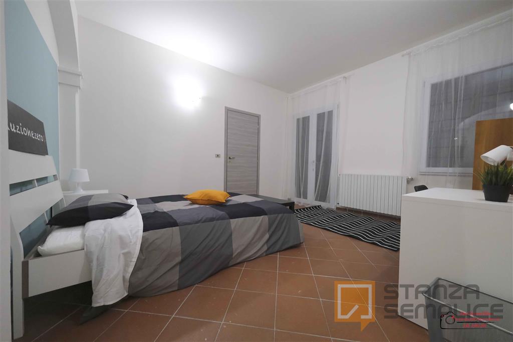Large 25 sqm room in Via Emilia, Bologna