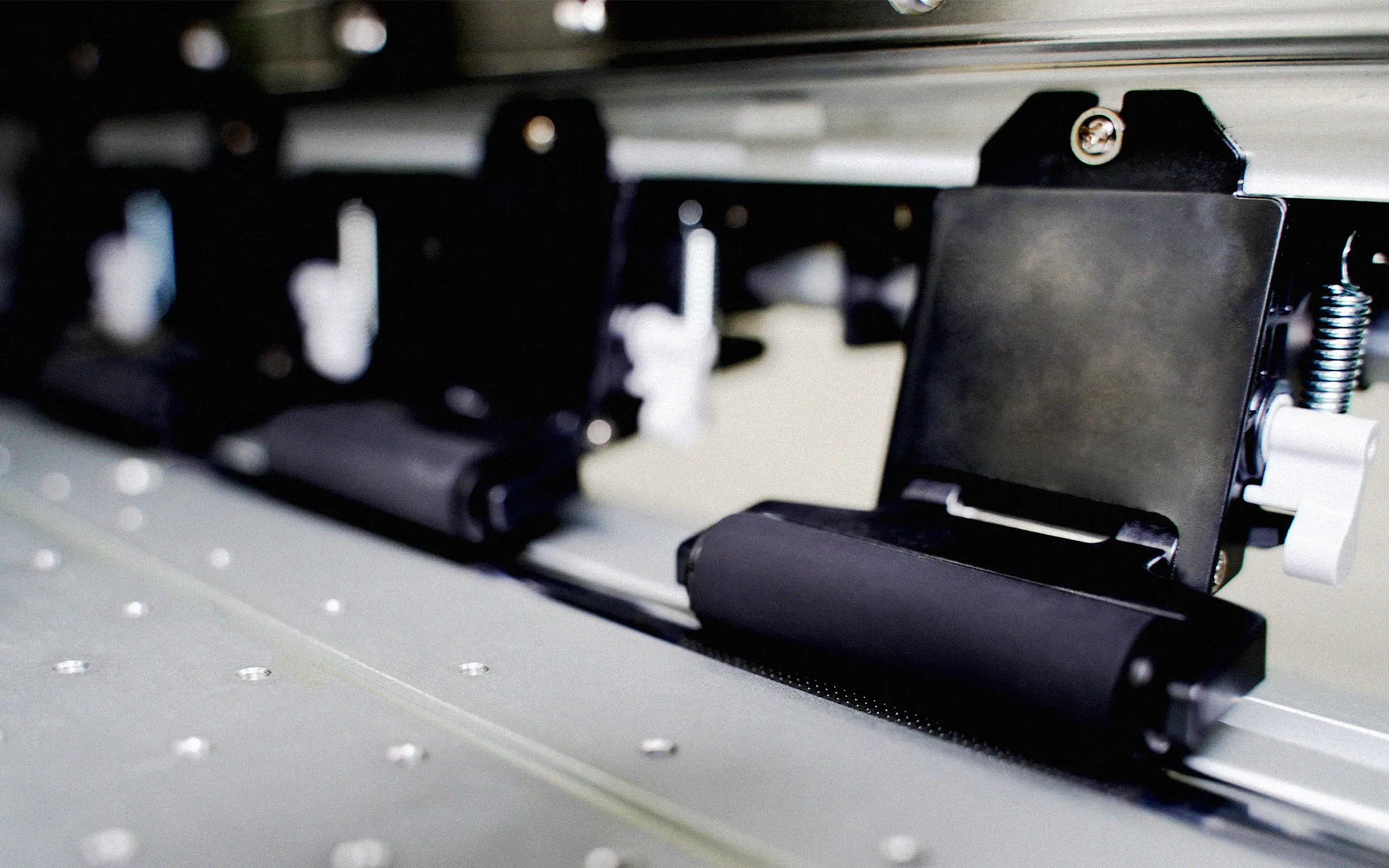 Detailed view of the motorized pinch roller system on the Manprotek Gravity Pro DTF printer, designed to deliver uniform pressure across the media for stable and precise film feeding.