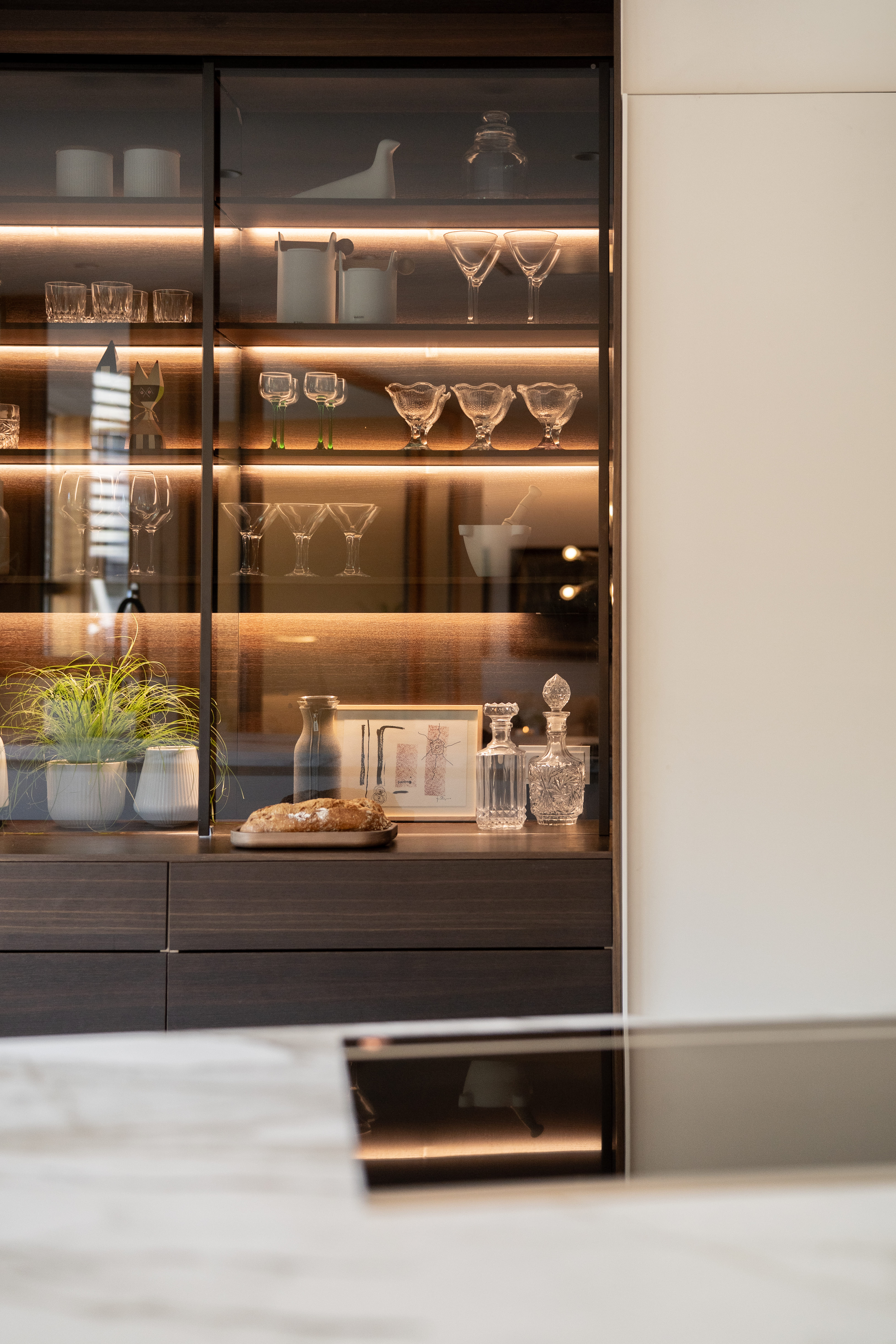 Cocina Santos con armarios acristalados y encimeras de mármol