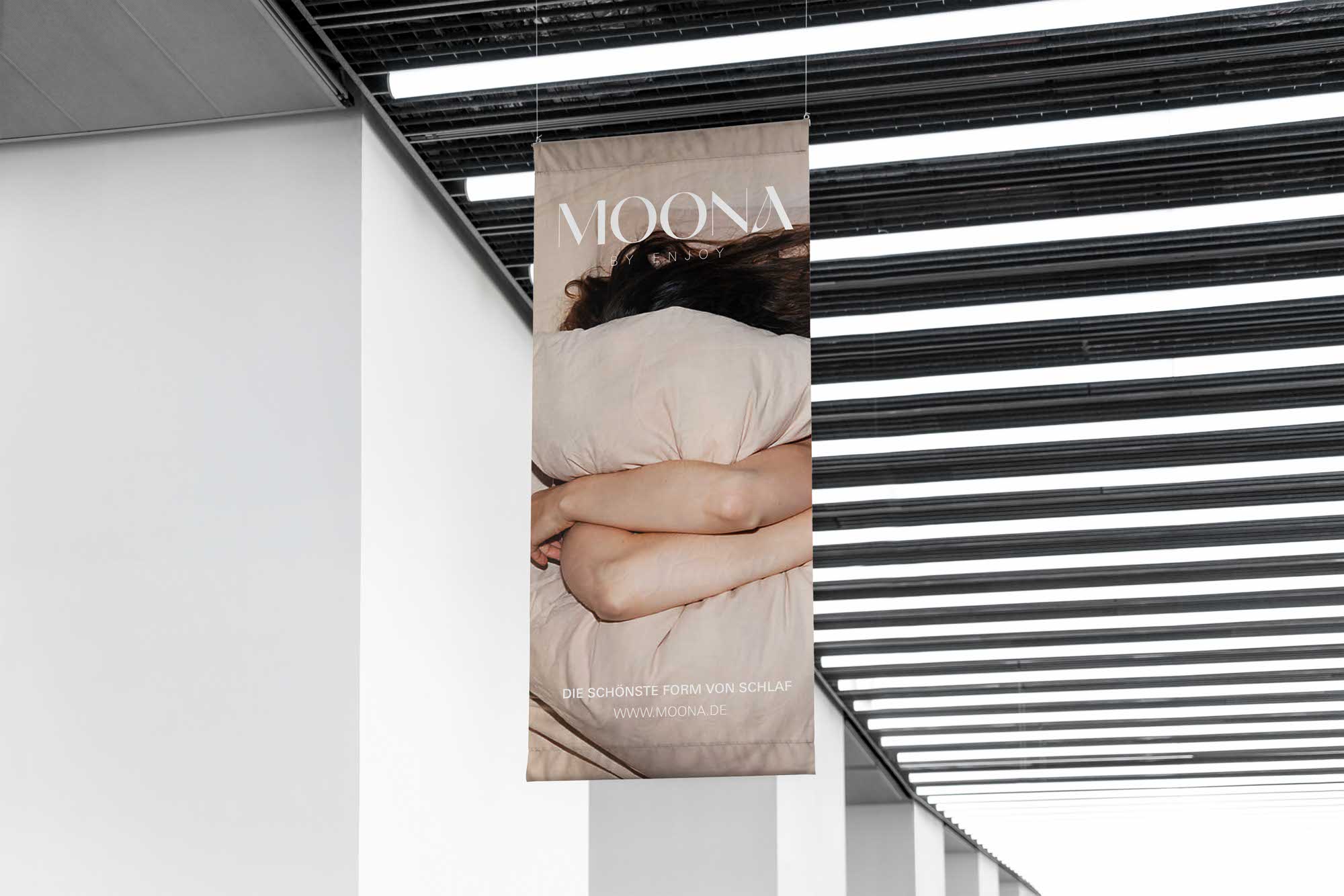 MOONA Indoorwerbung – stilvolle Inszenierung im urbanen Raum mit emotionalem Markenzitat