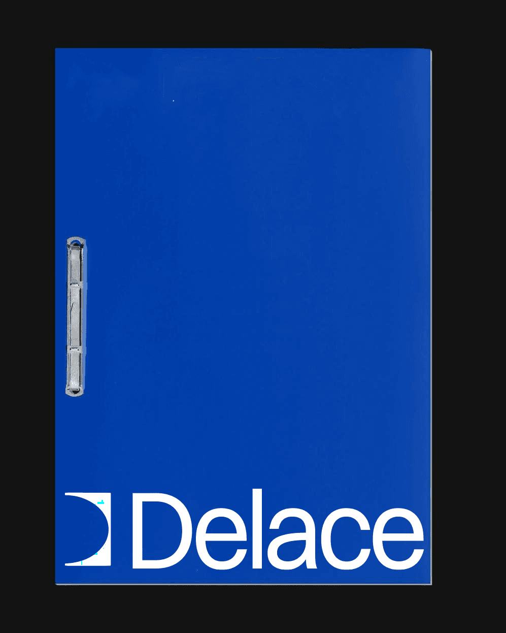 Porte-document bleu avec une poignée argentée et le logo 'Delace' en bas