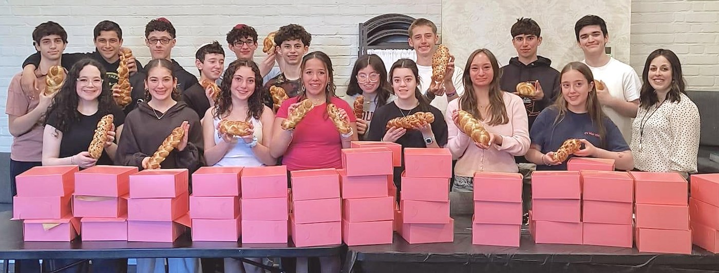 CTeen volunteers boxing Shabbat meals at the Caring Kitchen.