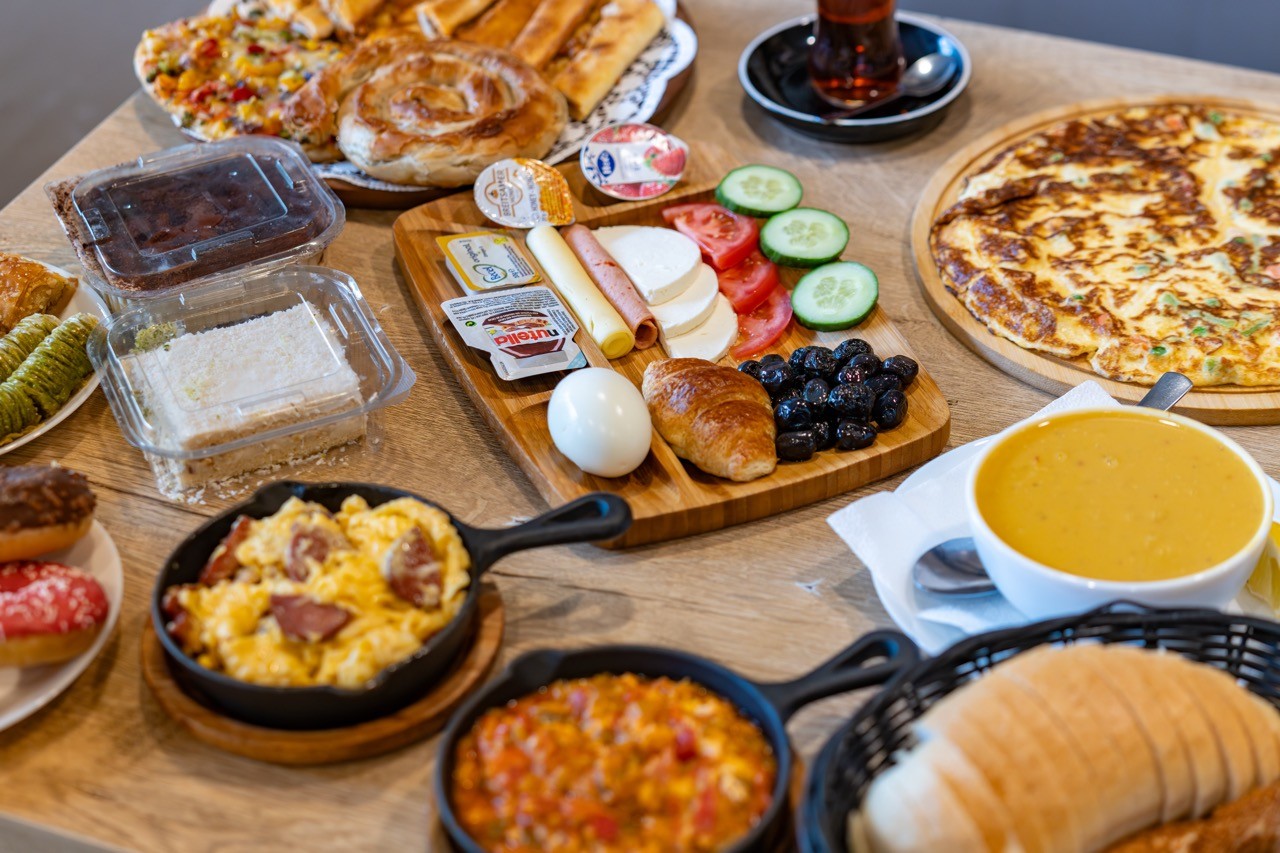 Glas Turkse thee op de ontbijttafel van Bakkerij Firat