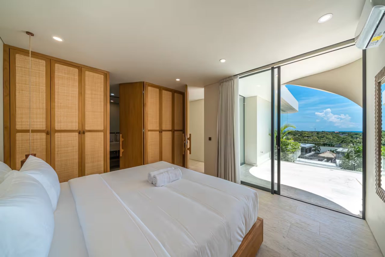 3-bedroom villa with panoramic ocean views in Bingin