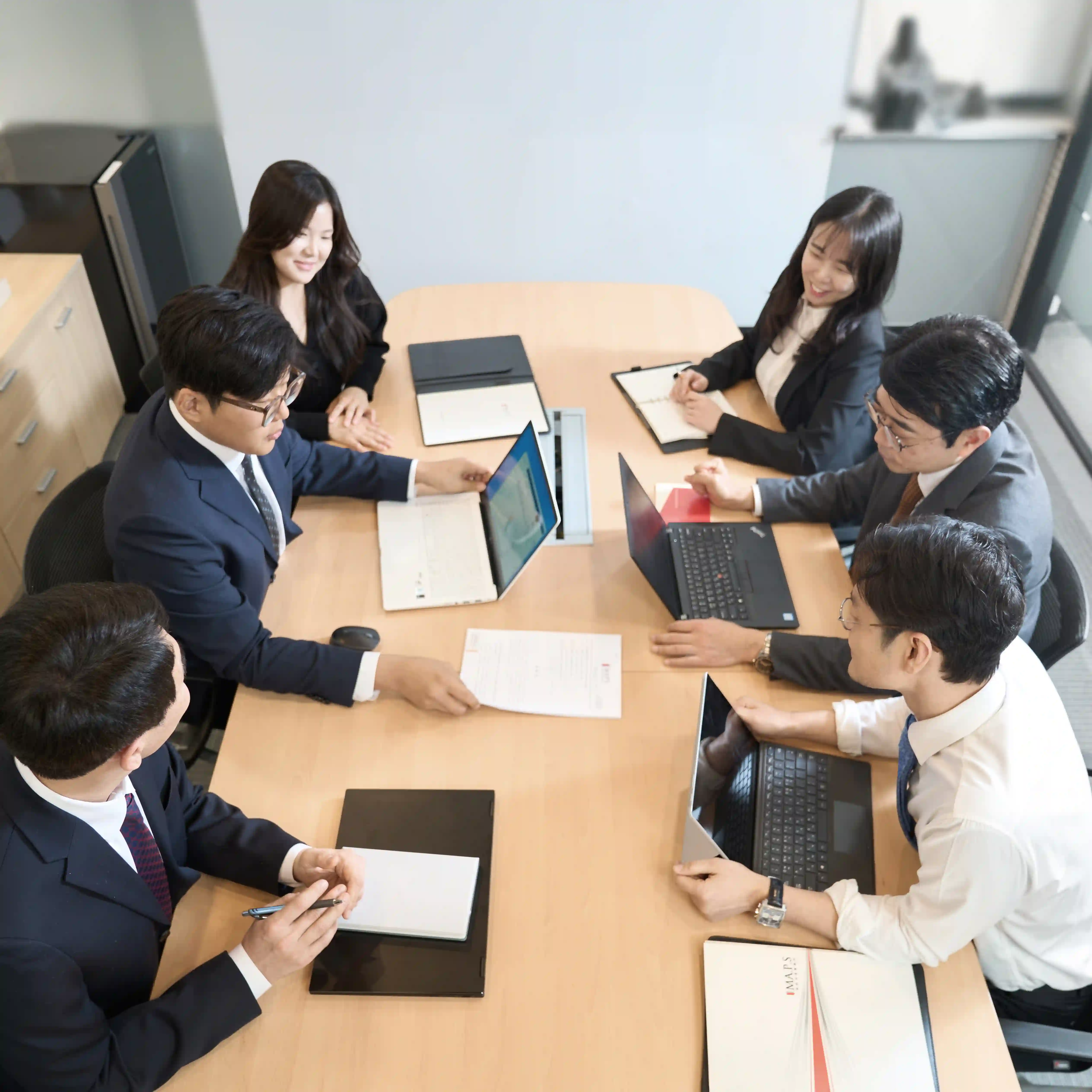 특허법인 엠에이피에스 전문가들의 회의 모습