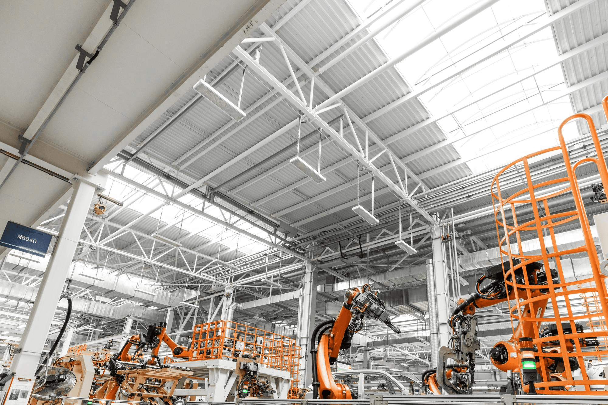 Robôs industriais em uma fábrica
