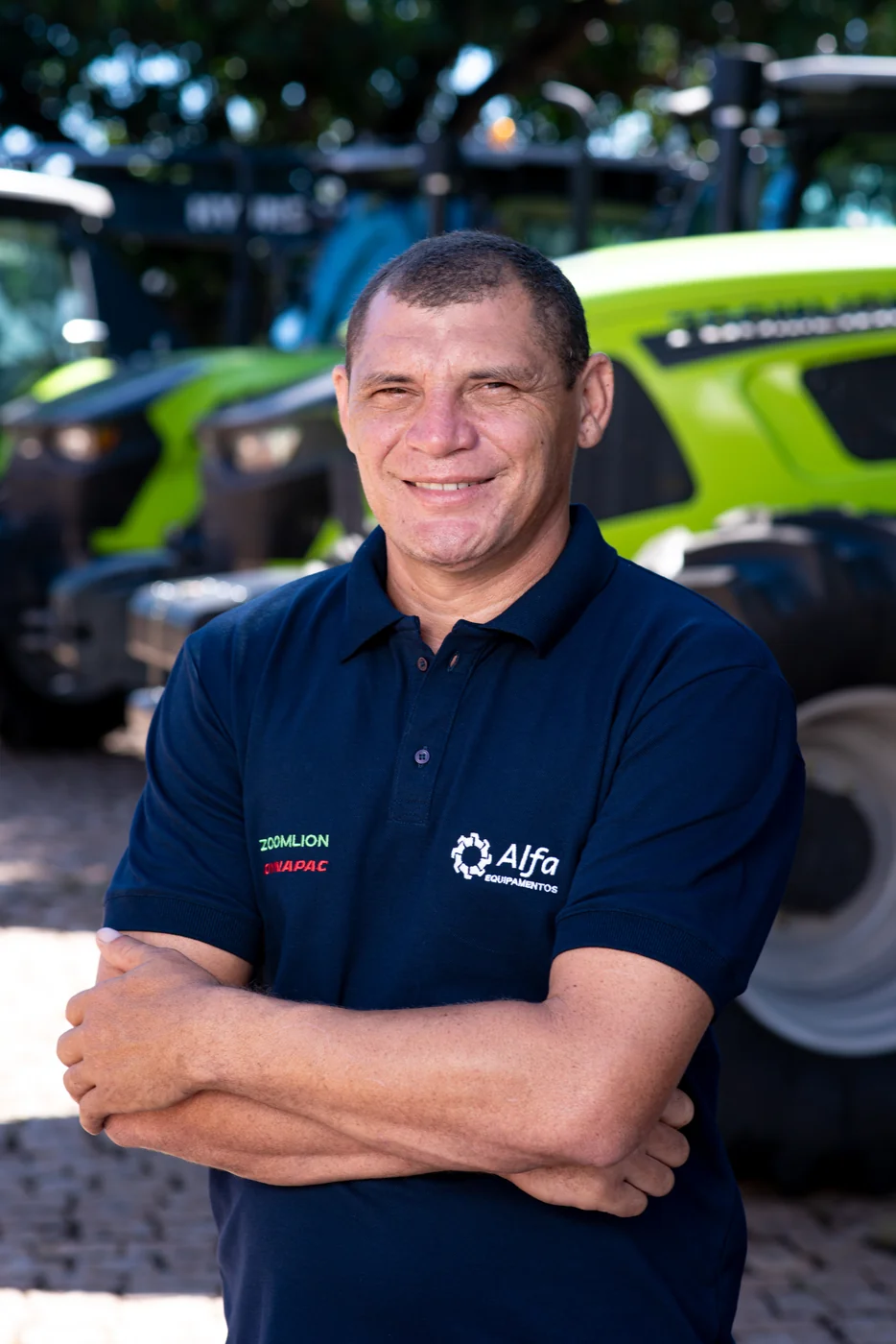 Colaborador da Alfa Equipamentos diante de trator Zoomlion em Mato Grosso do Sul