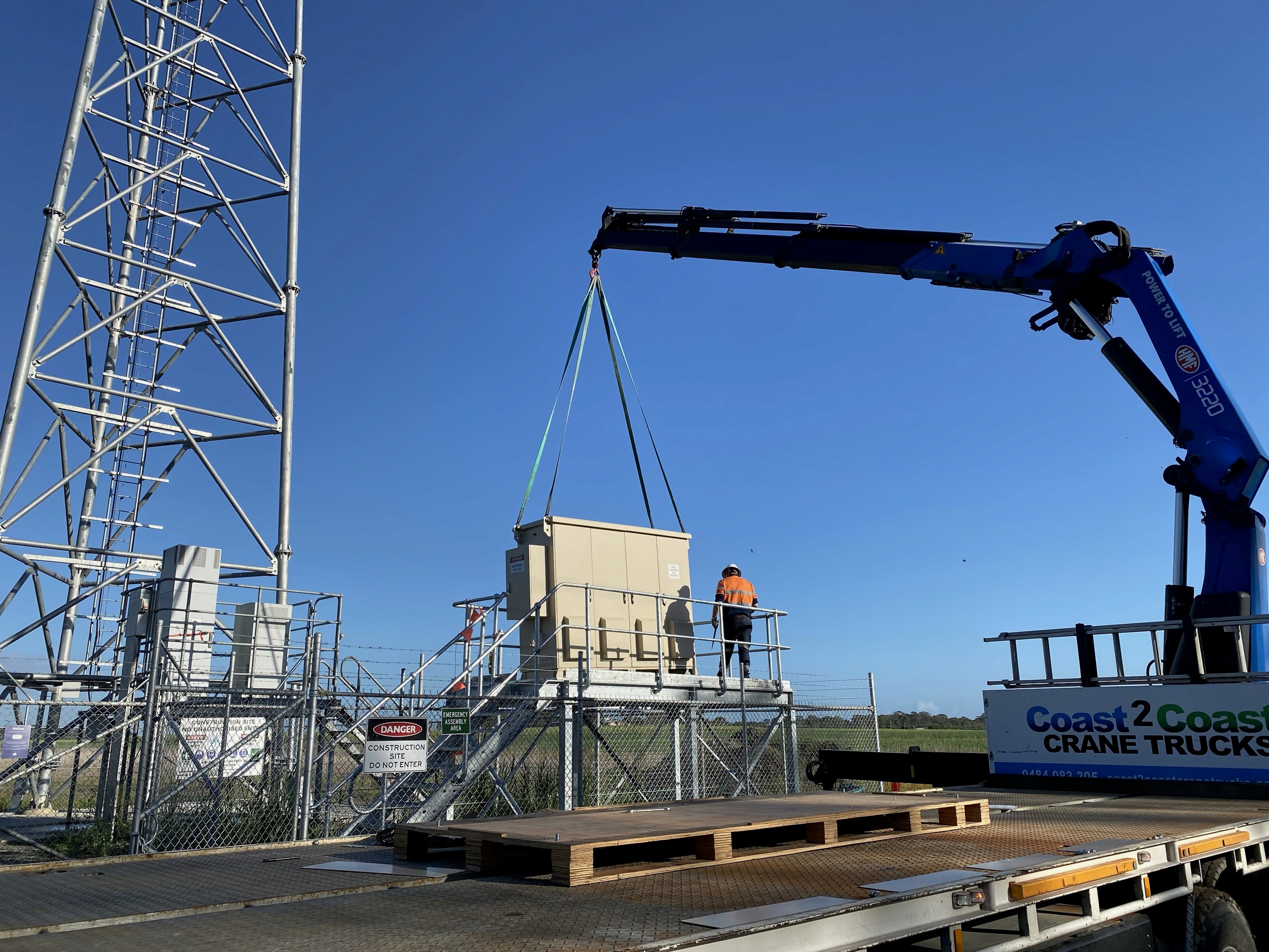 Crane Truck transport heavy equipment