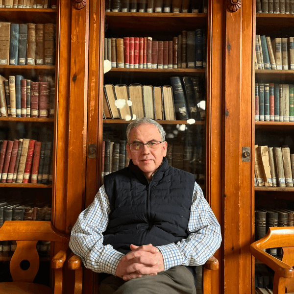 Jaime Sanú sitting in Paraninfo