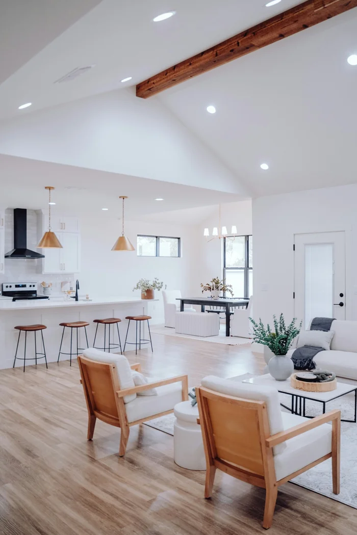 Cucina moderna ristrutturata con isola centrale, arredi in legno e luce naturale