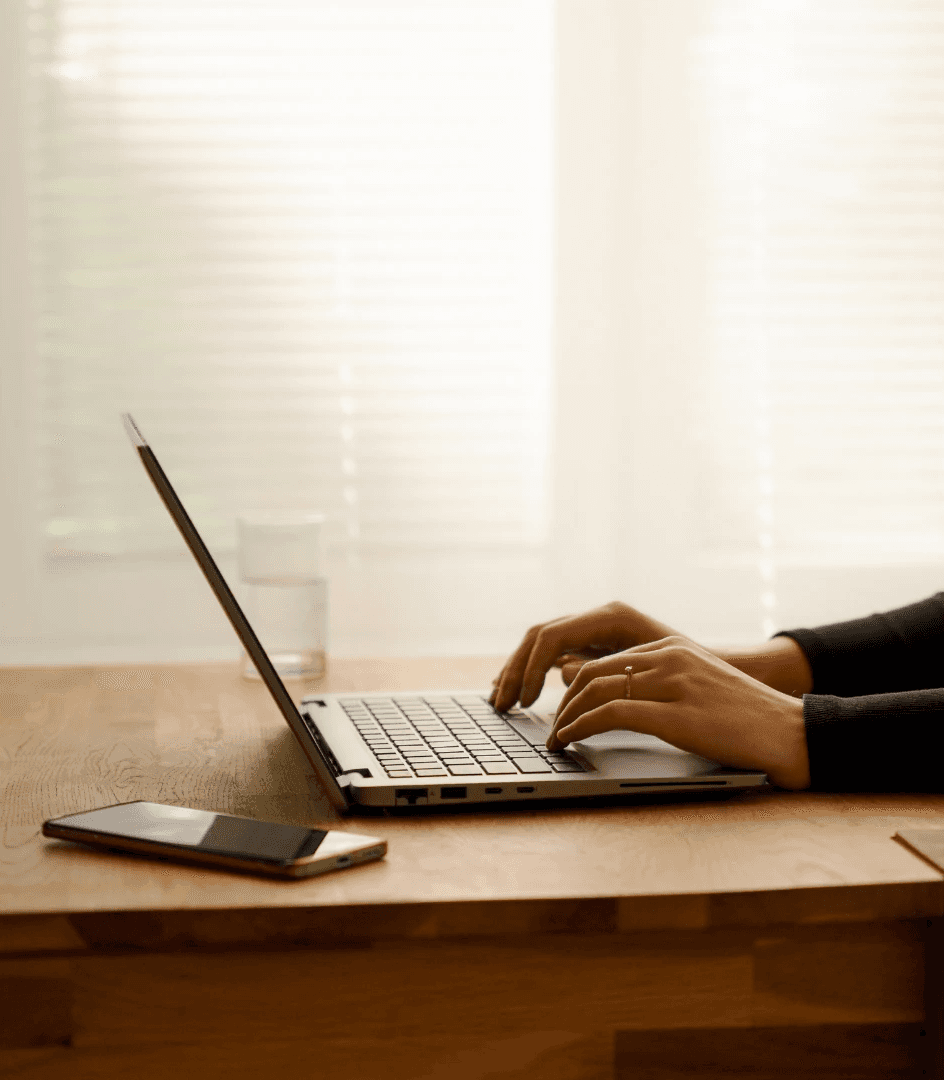 Bureau de travail avec ordinateur