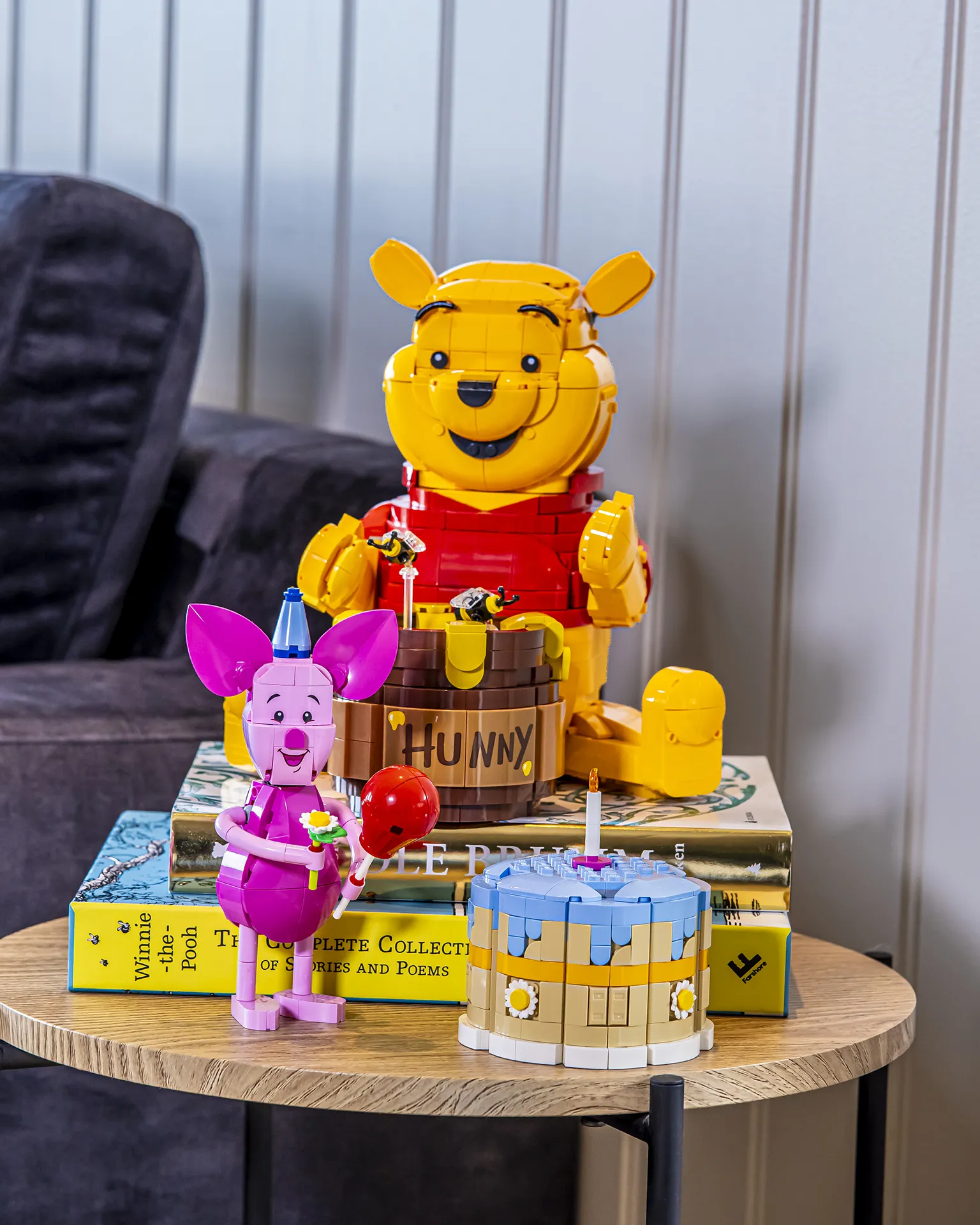 LEGO® Ole Brumm og Nasse Nøff plassert sammen på et lite bord