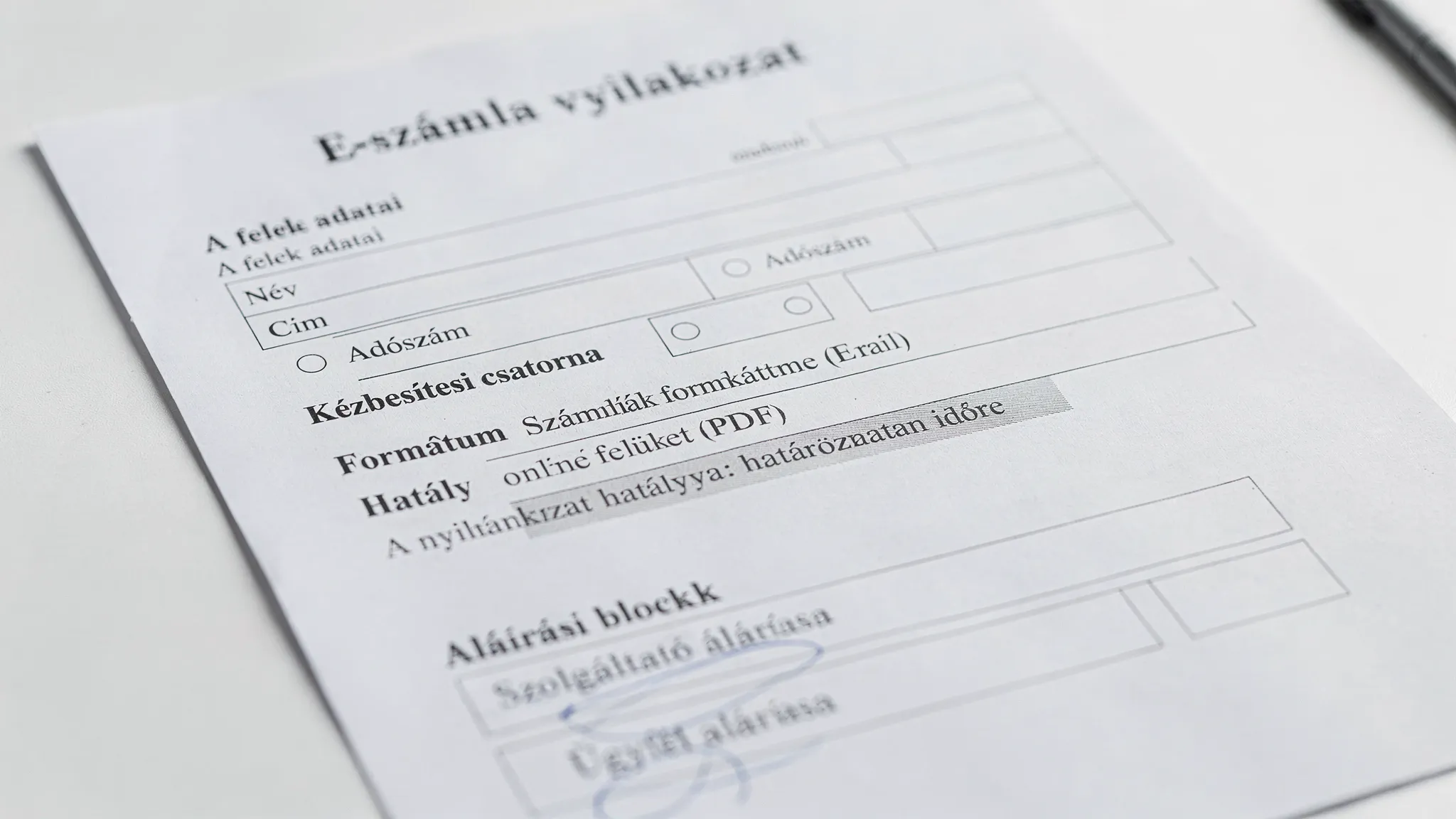 Egy minta e-számla nyilatkozat részlete nagyítva, kiemelve a felek adatait, a kézbesítési csatornát, a formátumot, a hatályt és az aláírási blokkot.