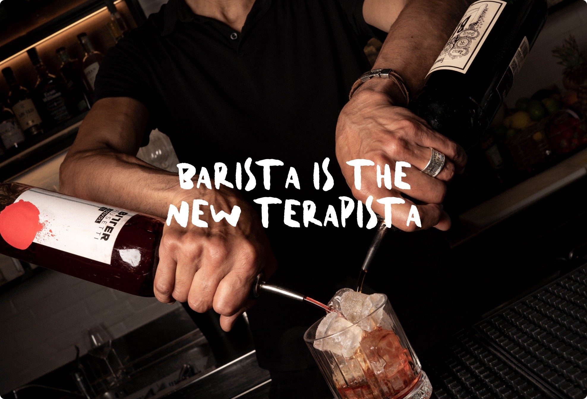 Manifesto pubblicitario Centralino Pesaro con headline sul barista, applicato a foto di un bartender al lavoro