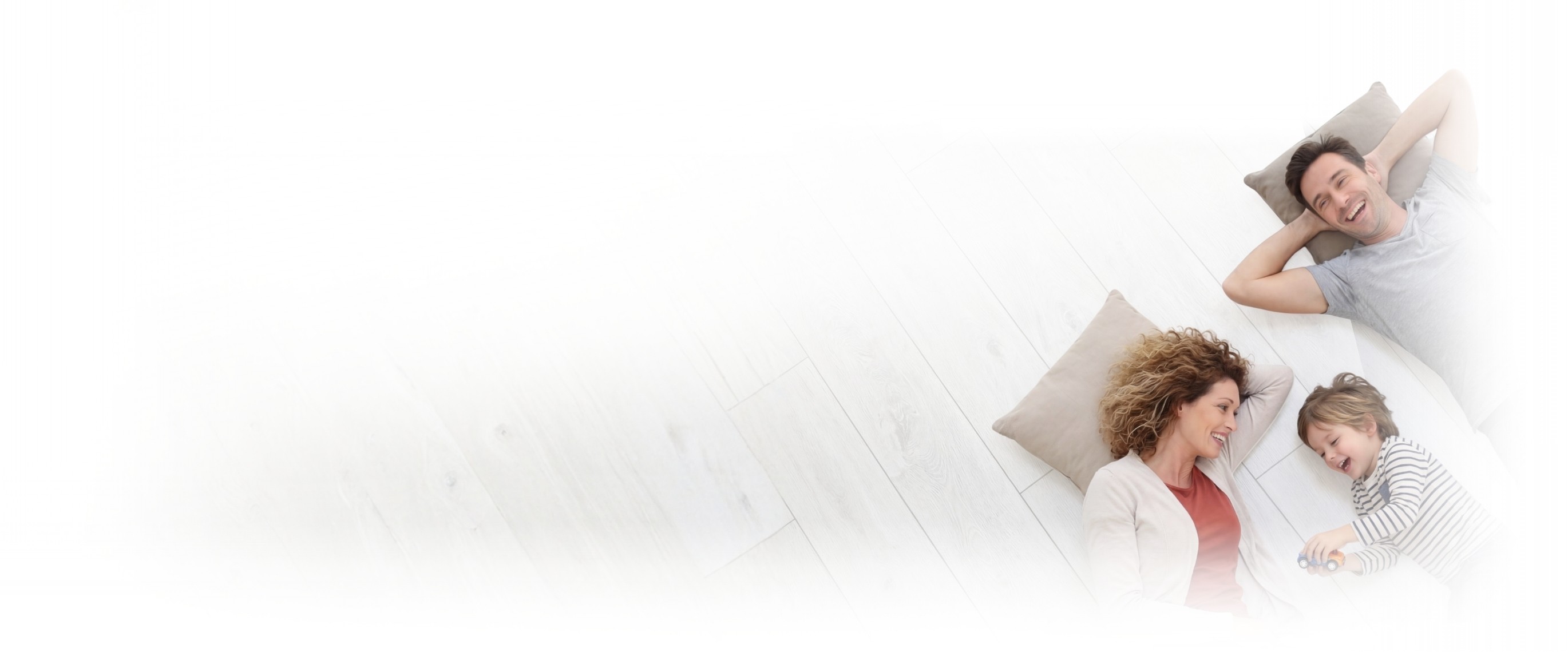 Header Bild für Desktop Version mit einem Baby und einer Auflistung verschiedener Merkmale unserer Fußbodenheizung.