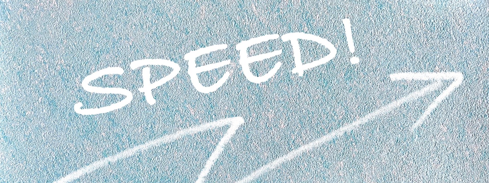 青い背景に「SPEED!」と書かれた文字と、上昇する矢印を指差す手
