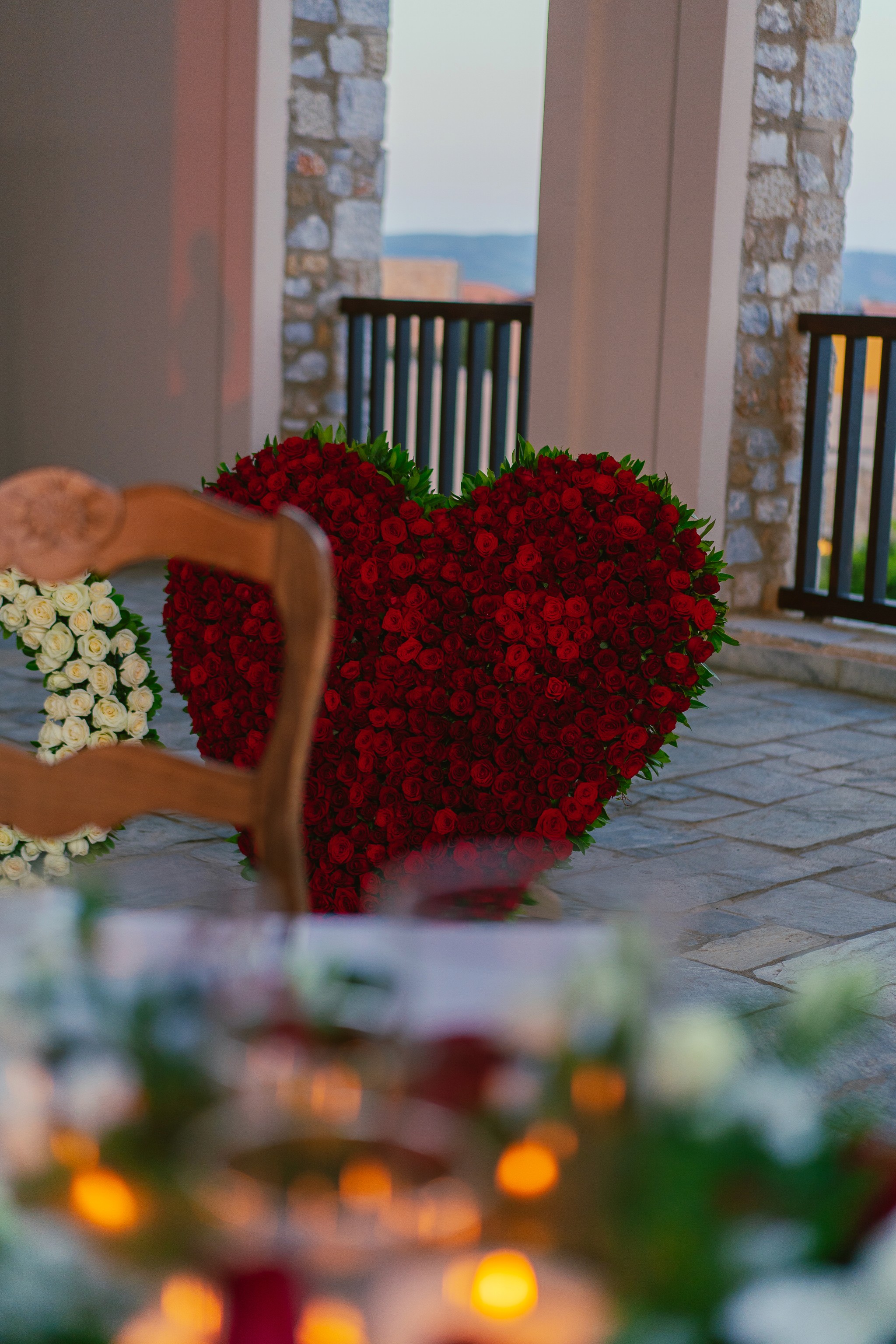 Εντυπωσιακή μεγάλη καρδιά από κόκκινα τριαντάφυλλα για πολυτελή στολισμό γάμου στη Μεσσηνία