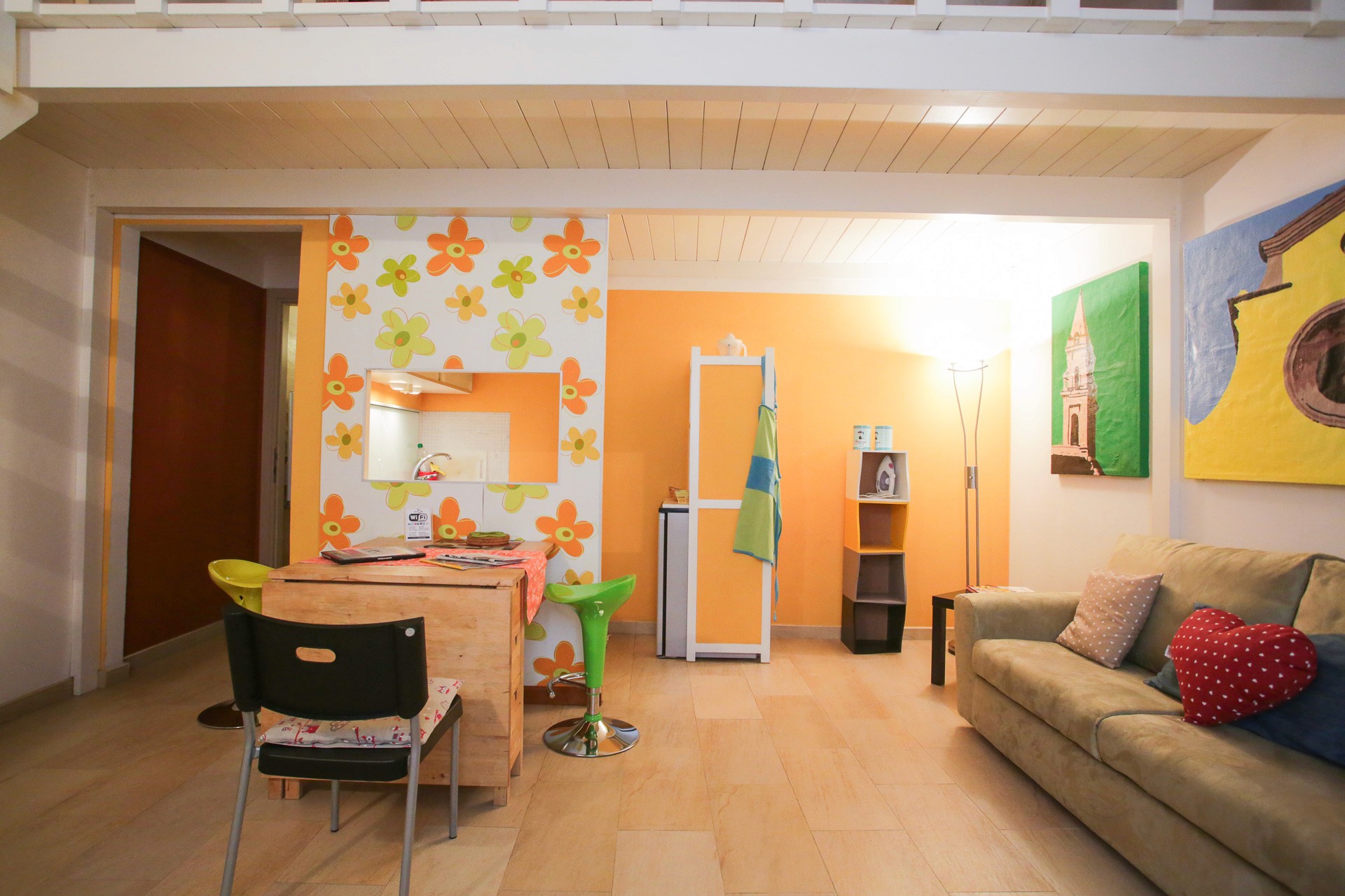 Immagine del salotto e cucina, con divano e tavolo 