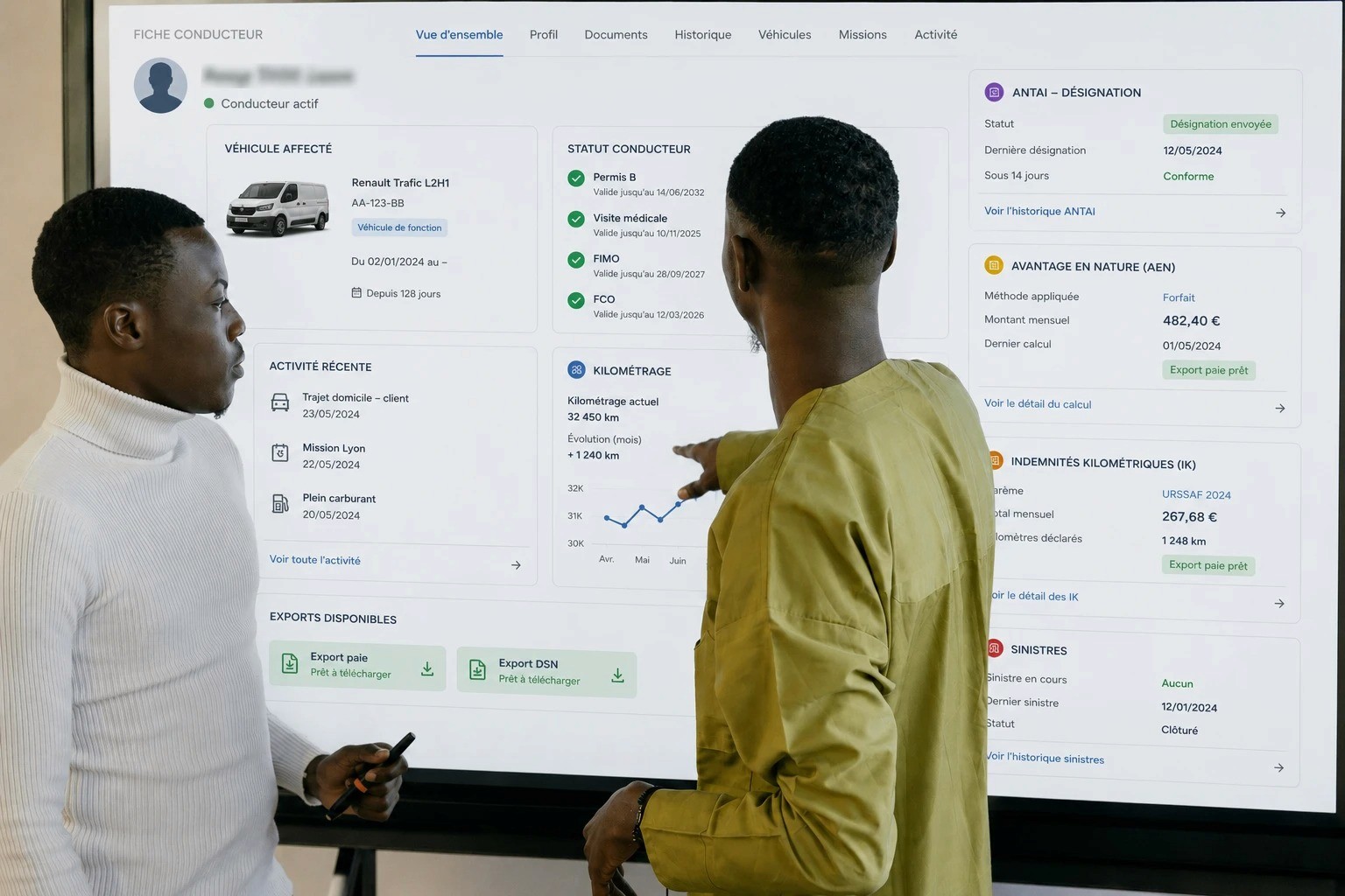 Gestionnaires analysant les données conducteurs et les vidéos de la flotte depuis la plateforme Fleeti