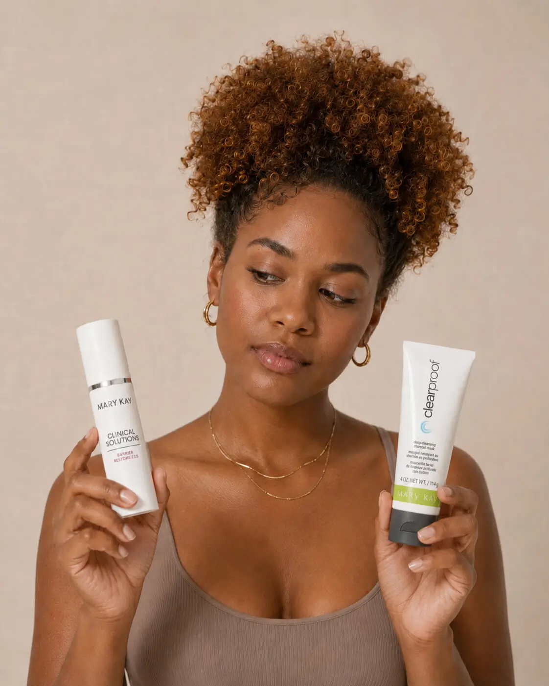 Cliente segurando produtos Mary Kay durante orientação de rotina de skincare