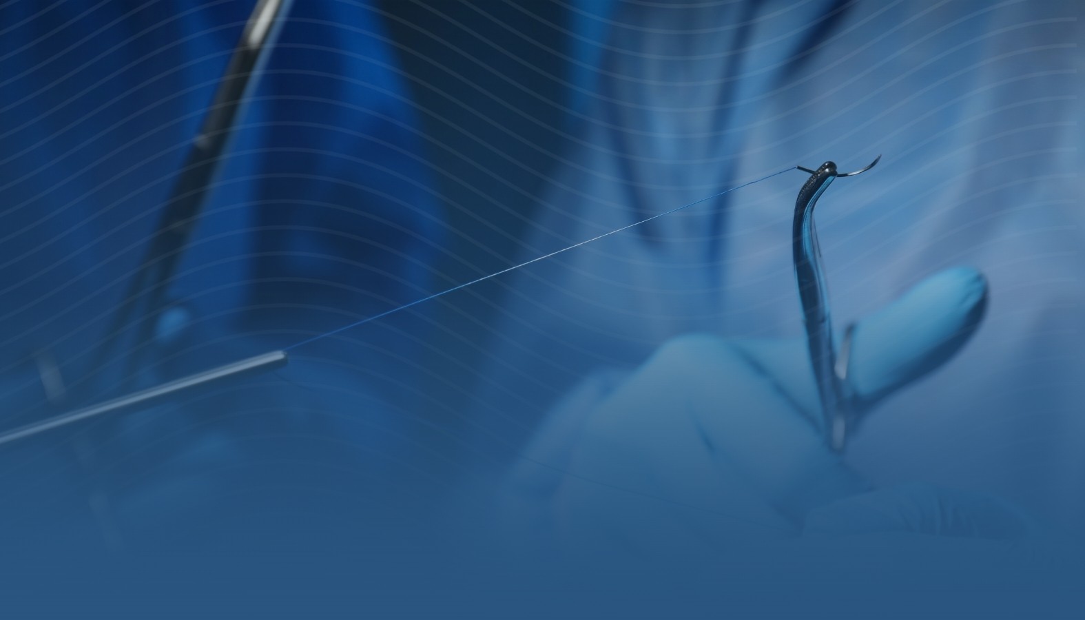 Cirurgião manipulando sutura cirúrgica com uma pinça