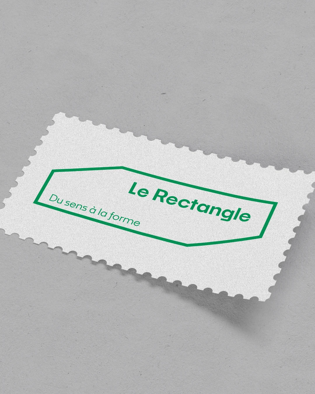 Mockup sticker tampon dentelé Le Rectangle — logo en version outline vert sur fond blanc texturé, déclinaison de marque conçue par Tartelette Concept dans le cadre du branding Le Rectangle
