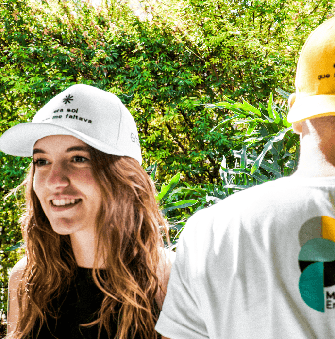 Cliente Metha Energia com o boné "Era sol que me faltava"