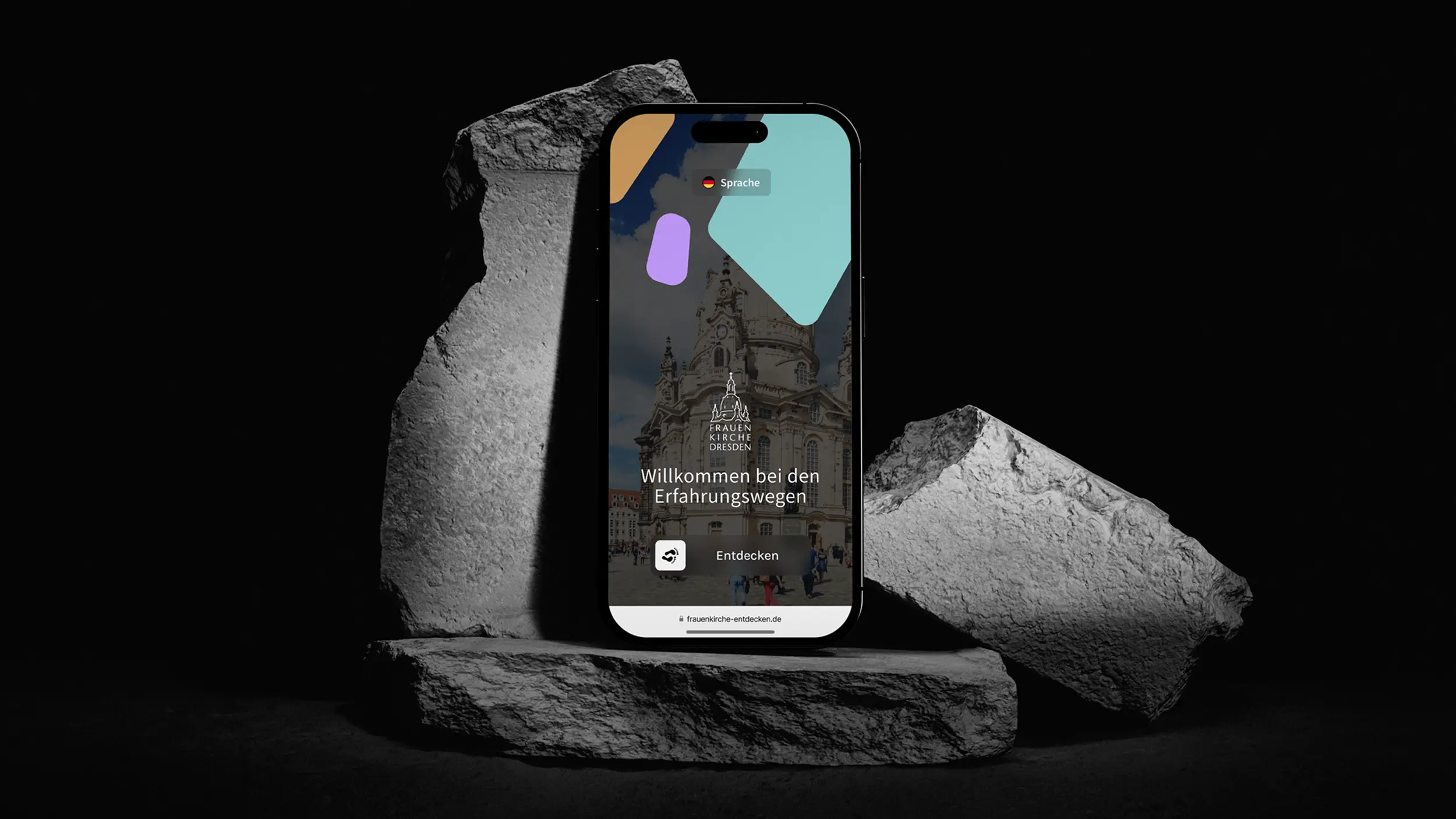 Smartphone-Mockup auf Steinen mit Startseite frauenkirche-entdecken.de