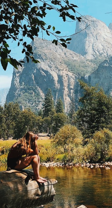 Girl sit down in front of a lake