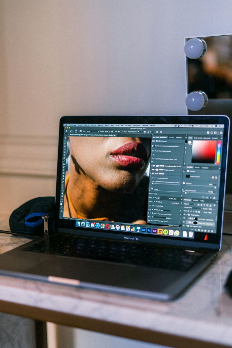 Personne travaillant sur Photoshop