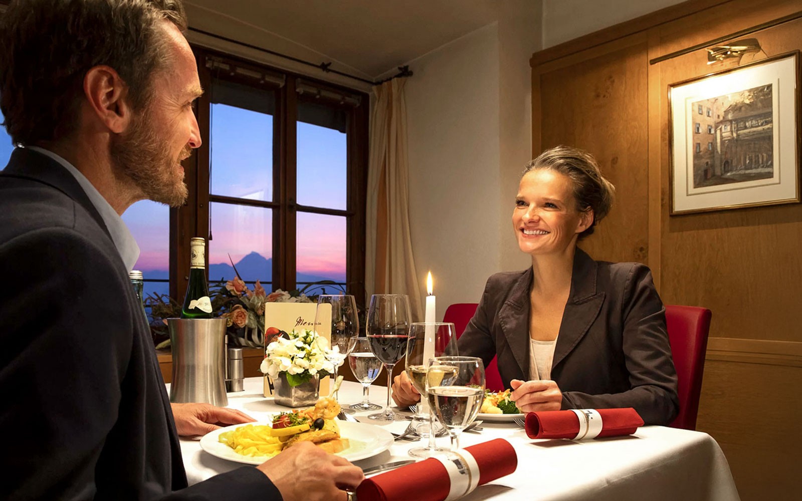 Par nyder en middag ved solnedgang i Festung Hohensalzburg, Salzburg.