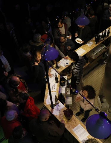 Bouteille de La Cour des Grands rouge posée sur un fût de chêne
