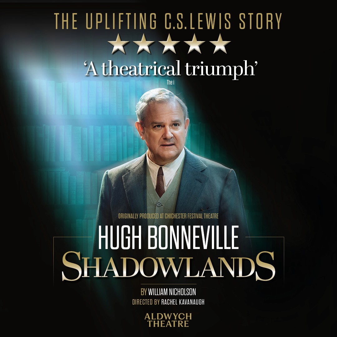 अभिनेता ह्यू बोनविल एक सूट में "शैडोलैंड्स" पाठ के साथ एक गहरे पृष्ठभूमि पर। एक सूट में "शैडोलैंड्स" पाठ के साथ एक गहरे पृष्ठभूमि पर।