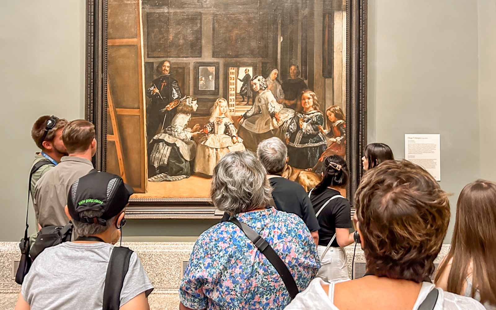 Visitantes explorando exposiciones de arte dentro del Museo del Prado, en Madrid, durante un recorrido guiado.