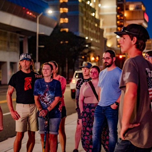 La guida si trova davanti alla folla raccontando una storia.